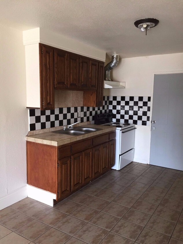 Interior Photo - 4541-4545 E White Ave
