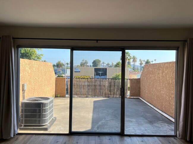 Amplio patio con vistas de 180 grados. - 1890 S Cochran Ave