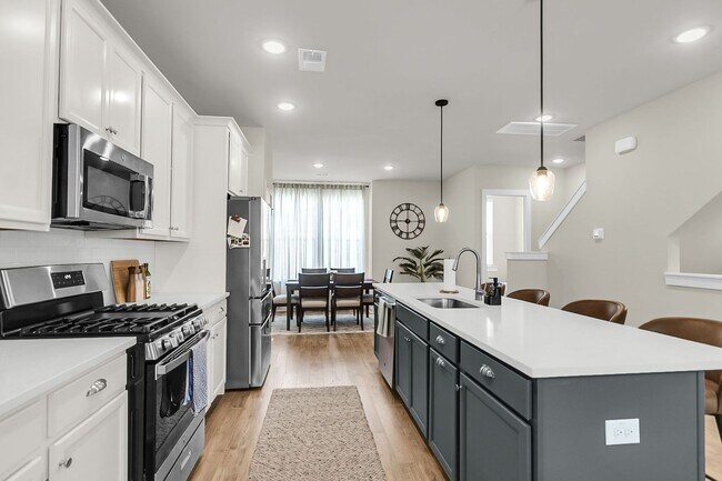 Foto del edificio - Beautiful 4-Bedroom, 3.5-Bathroom Townhome...