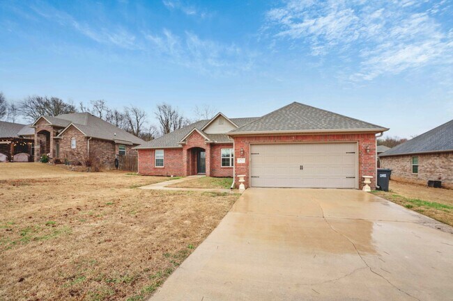 Foto del edificio - Beautiful 3 Bed 2 Bath home ready for move in! All new carpeting!