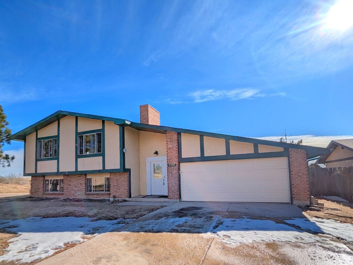 5 Bedroom Three Bath, Great Location - 5 Bedroom Three Bath, Great Location