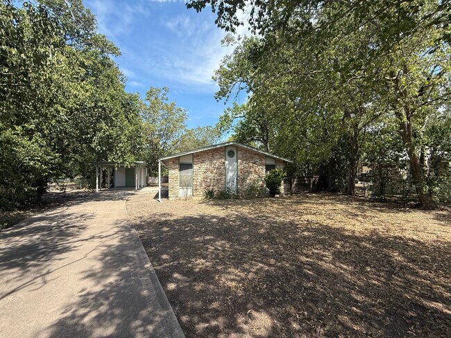 Jardín delantero - 3202 Locke Ln