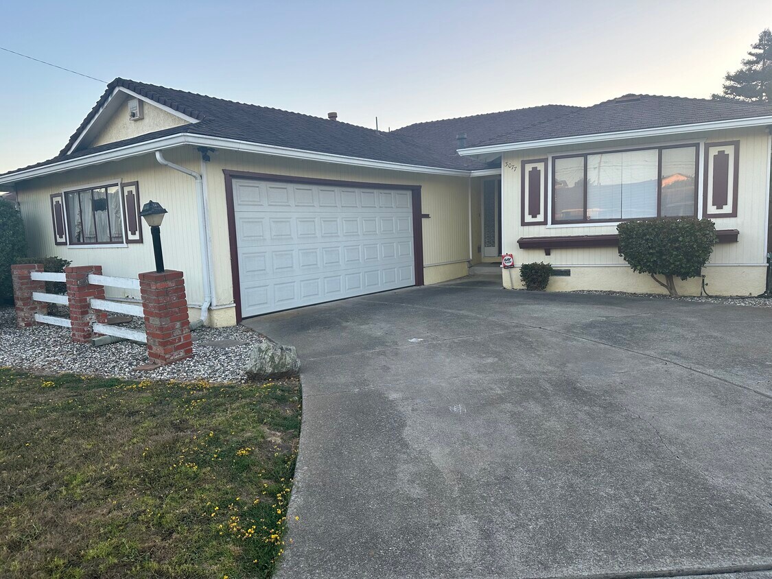 Primary Photo - 3077 Belfast Way