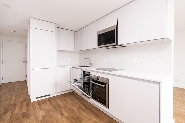 Building Photo - 800 Richmond St W