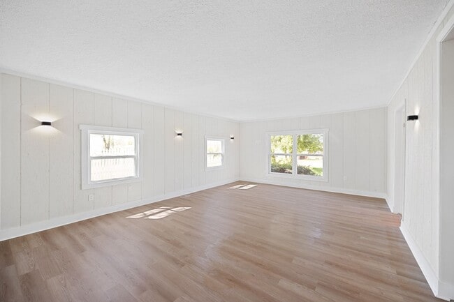 Building Photo - Dream House! Three Bedroom fully Renovated...