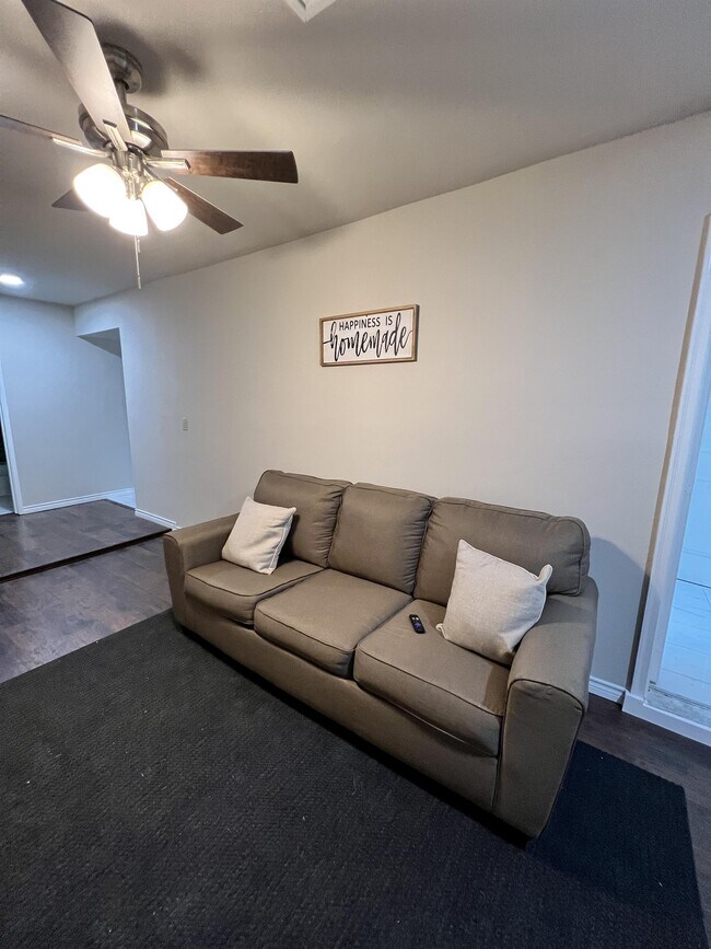 Building Photo - 6407 Chinaberry Trail