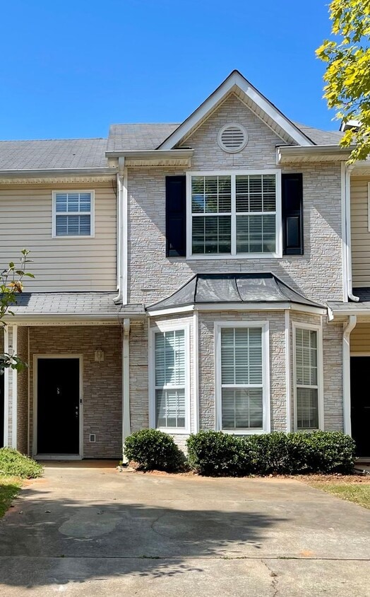 Foto principal - Updated 3 Bed/2.5 Bath Town Home Located I...