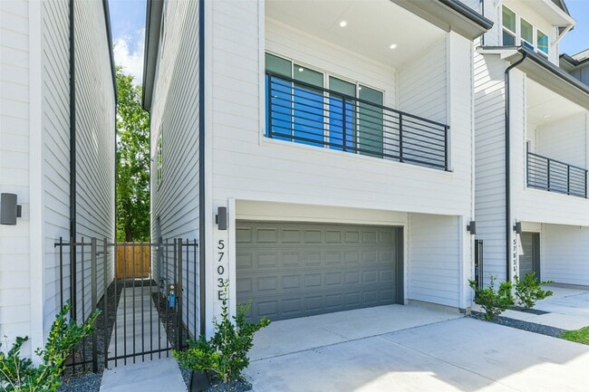 Building Photo - 5703 Balbo St