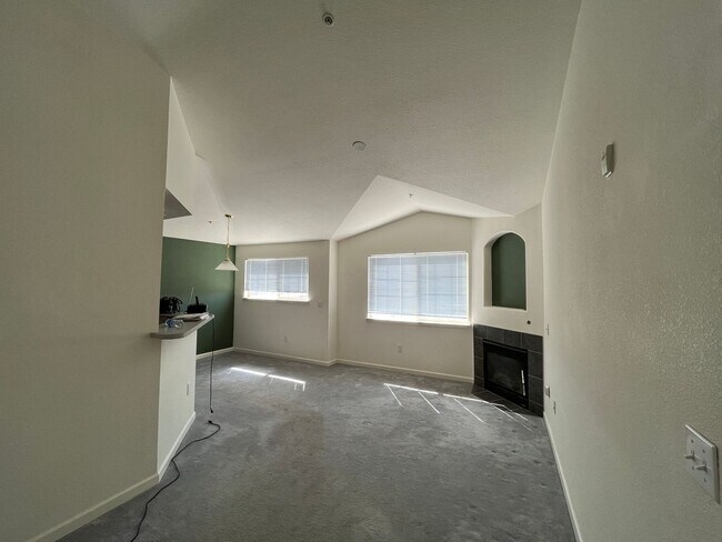 Building Photo - Cozy 1 bed 1 bath in Gated community near DIA