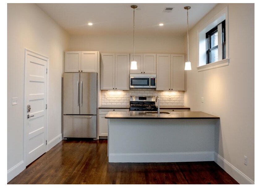 Primary Photo - 13 New St