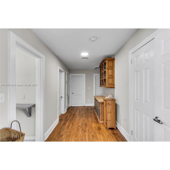 Building Photo - 314 NE 26th Ter