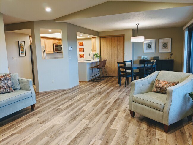 Open concept - 166 S Coeur Dalene St