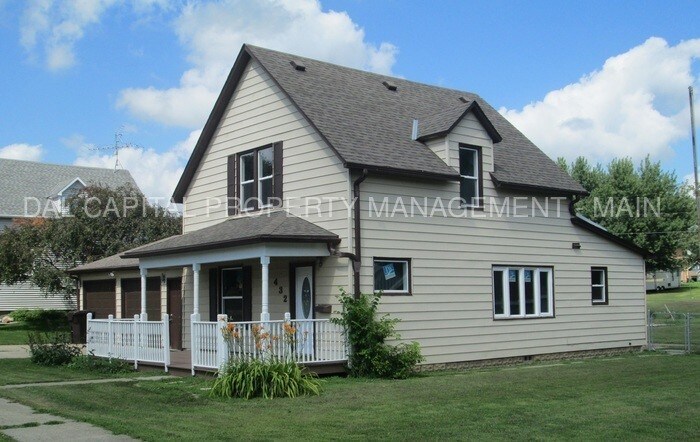 Primary Photo - Dodge 4 Bed Home on large lot for Rent