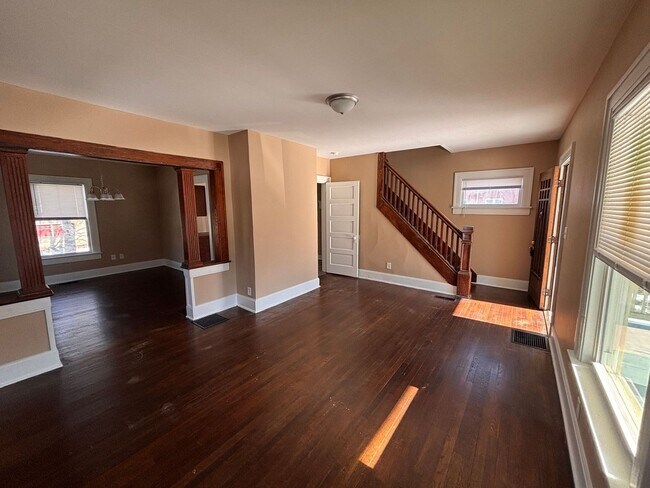 Building Photo - 1615 Mayo Ave