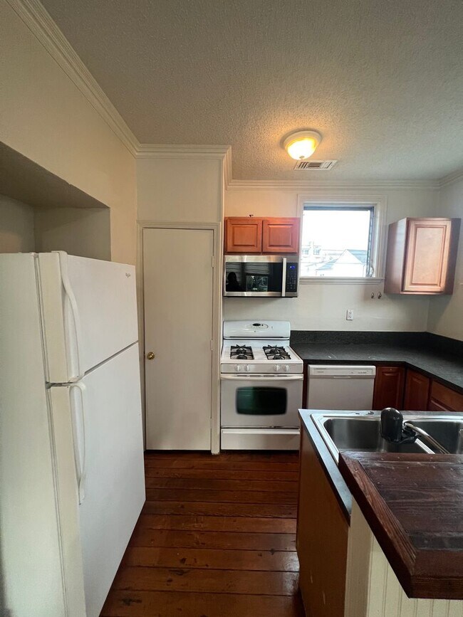 Foto del edificio - AVAILABLE JUNE 2026 3BR / 2BA in University Area, hardwood floors & natural light