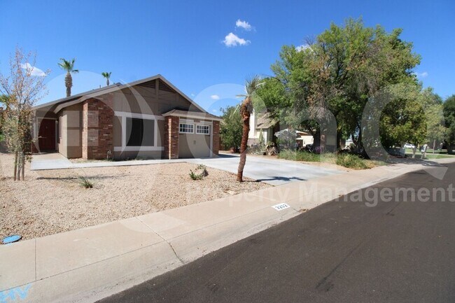 Building Photo - 3202 N Ash Cir