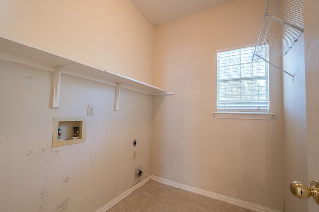 Foto del edificio - Stunning 2-Story, 3 Bed, 2.5 Bath Brick Ho...