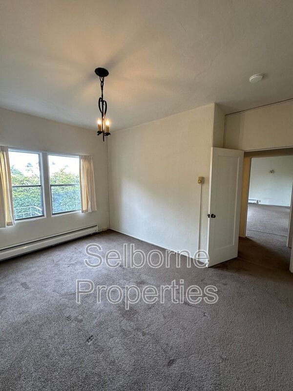 Building Photo - 2609 Ivy Dr