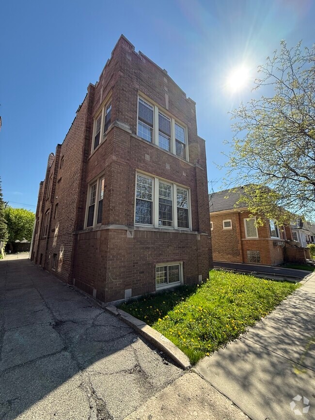 Building Photo - 4921 W Addison St