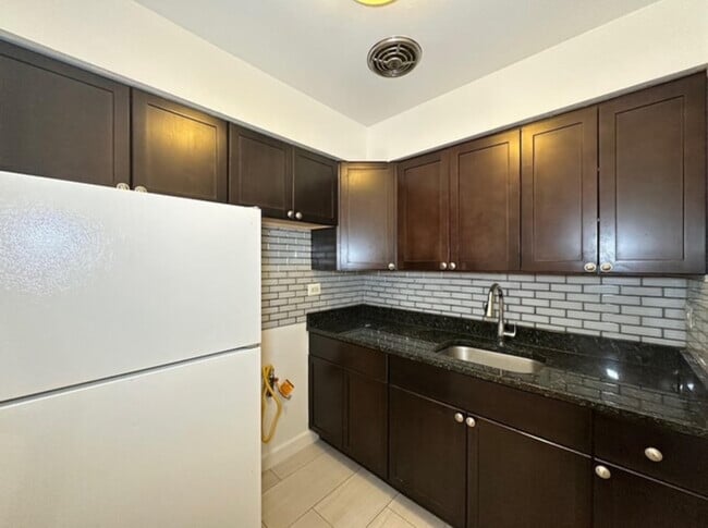 Building Photo - 1360 W Touhy Ave