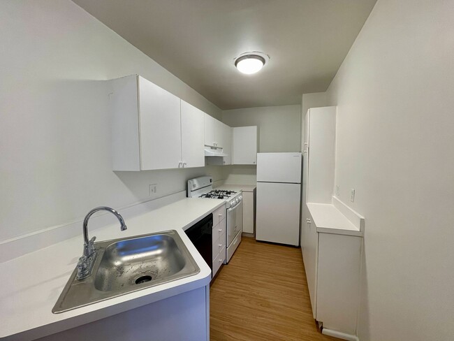 Building Photo - 6323 South Rosebury Ave