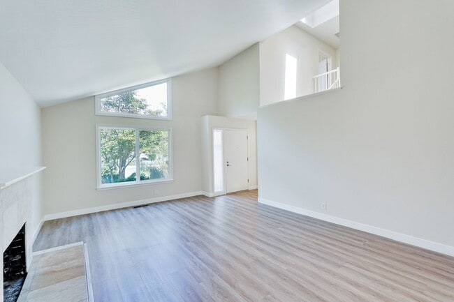 Building Photo - $8500-Mountain View  4 bedroom 3 baths in great neighborhood!