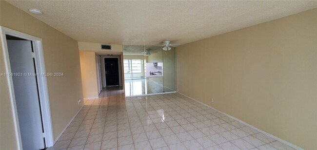 Foto del edificio - 8300 Sands Point Blvd