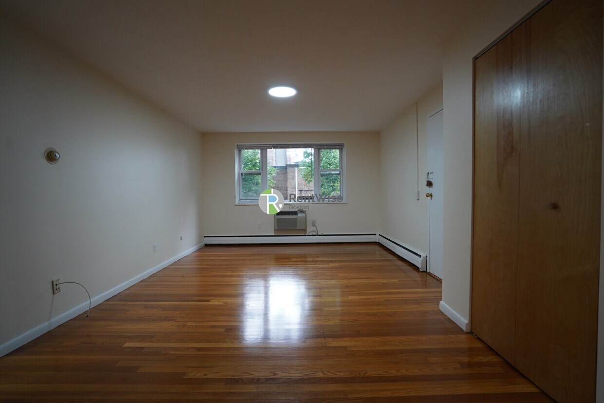 Primary Photo - 110 Babcock St