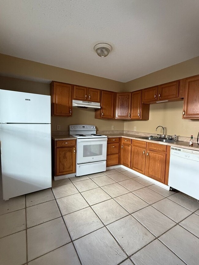 Building Photo - Low maintenance condo living may be right for you!