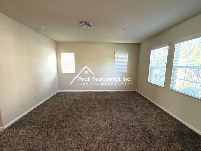 Foto del edificio - Spacious 4bd/2ba House - Gated Community