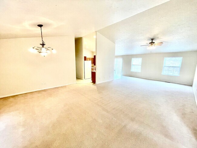 Building Photo - Spacious open floor plan in North Hills *A...