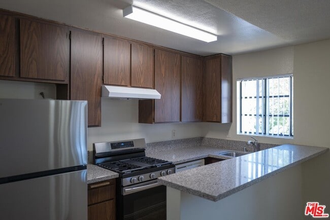 Building Photo - 331 S Gramercy Pl