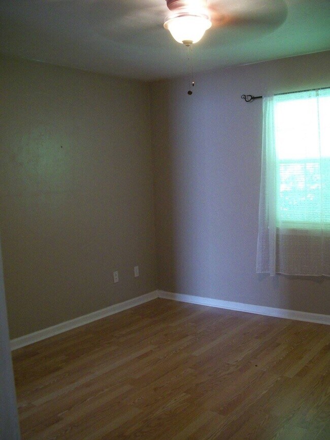 Dormitorios en la planta superior comunicados por un baño. - 1812 Lilac Ln