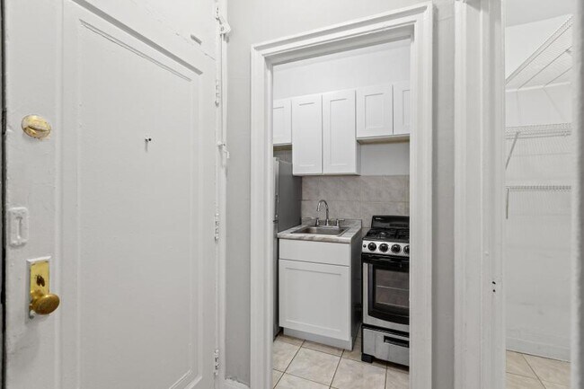 Foto del edificio - 0 bedroom in Chicago IL 60657