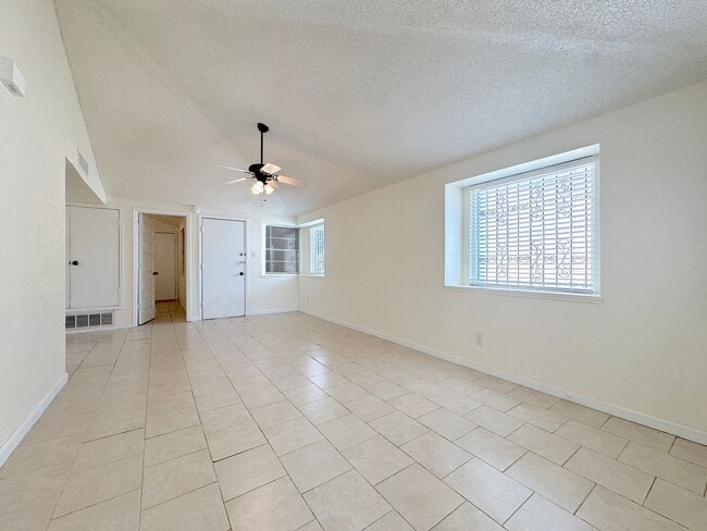 Foto del edificio - Refrig A/C 2bed/2bath Duplex with Bonus Room!