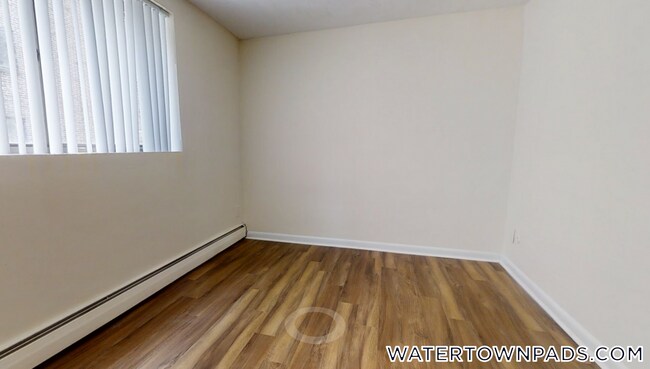 Foto del edificio - 24 Whites Ave