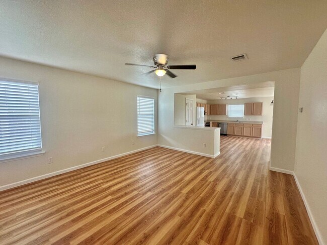 Foto del edificio - 3 BED 2.5 BATH WITH FRESH PAINT AND NEW AP...