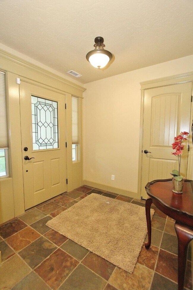 Foto del edificio - Immaculate Single-Level Townhouse