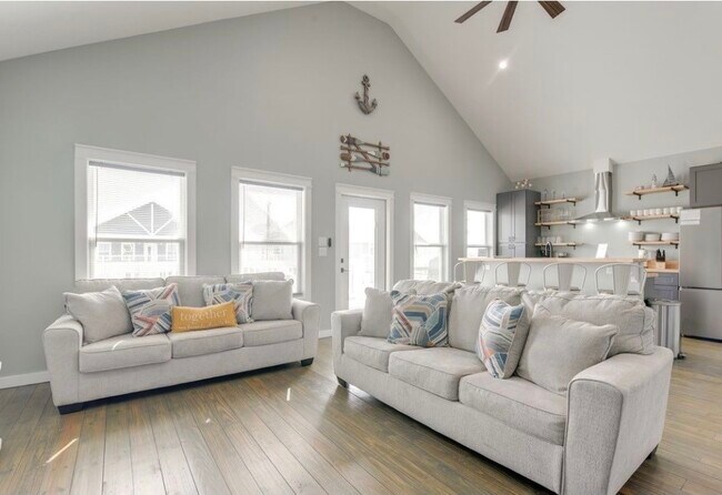 Building Photo - 1049 Sunset Cir