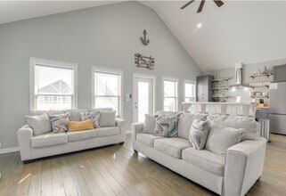Building Photo - 1049 Sunset Cir