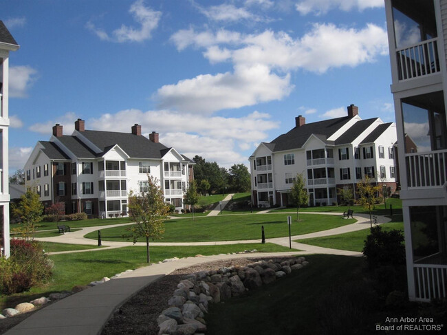 Building Photo - 1047 E Summerfield Glen Cir