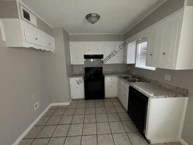 Foto del edificio - 111 Northeastern Ave