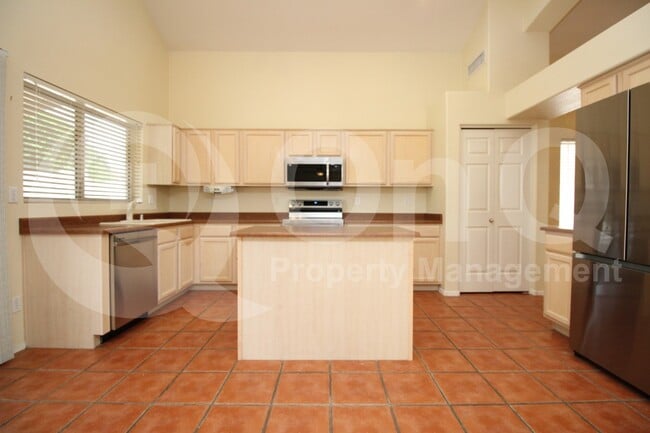 Foto del edificio - 7460 W Lone Cactus Dr