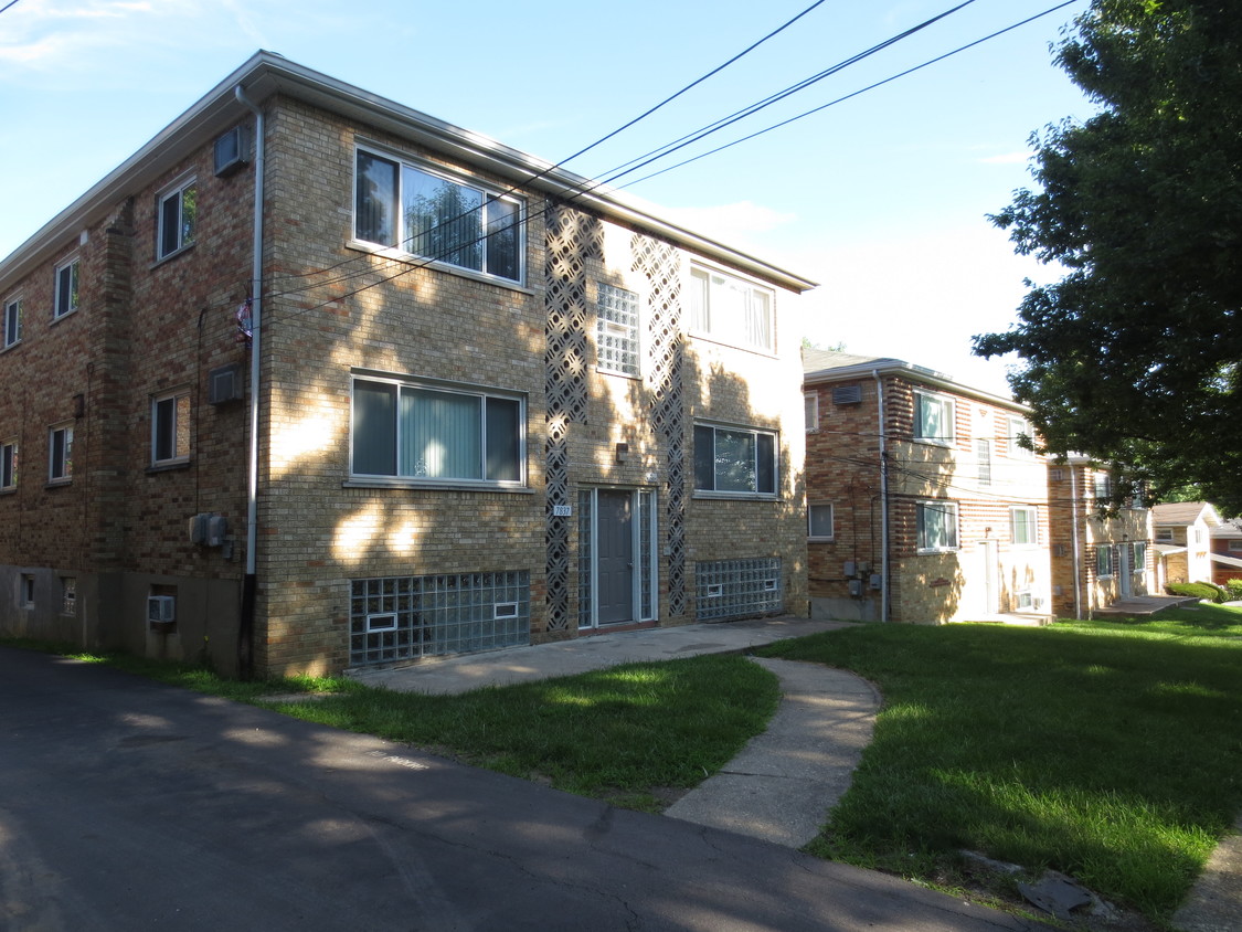 Primary Photo - Roselawn Apartments