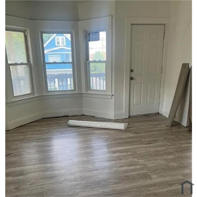 Foto del edificio - 2761 E 120th St