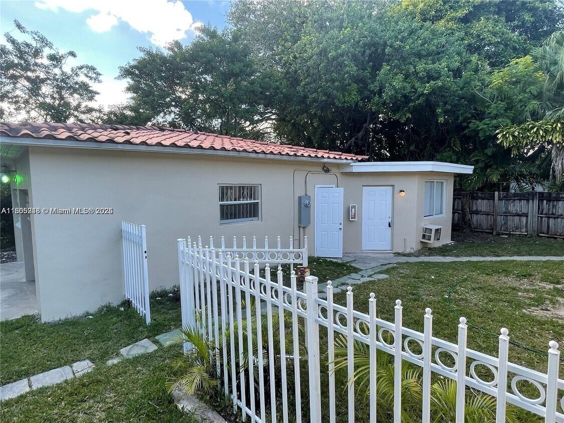 Foto principal - 595 NE 121st St