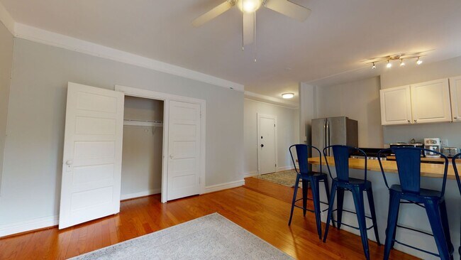 Foto del edificio - Bright & Sunny Large One Bedroom With Vaul...