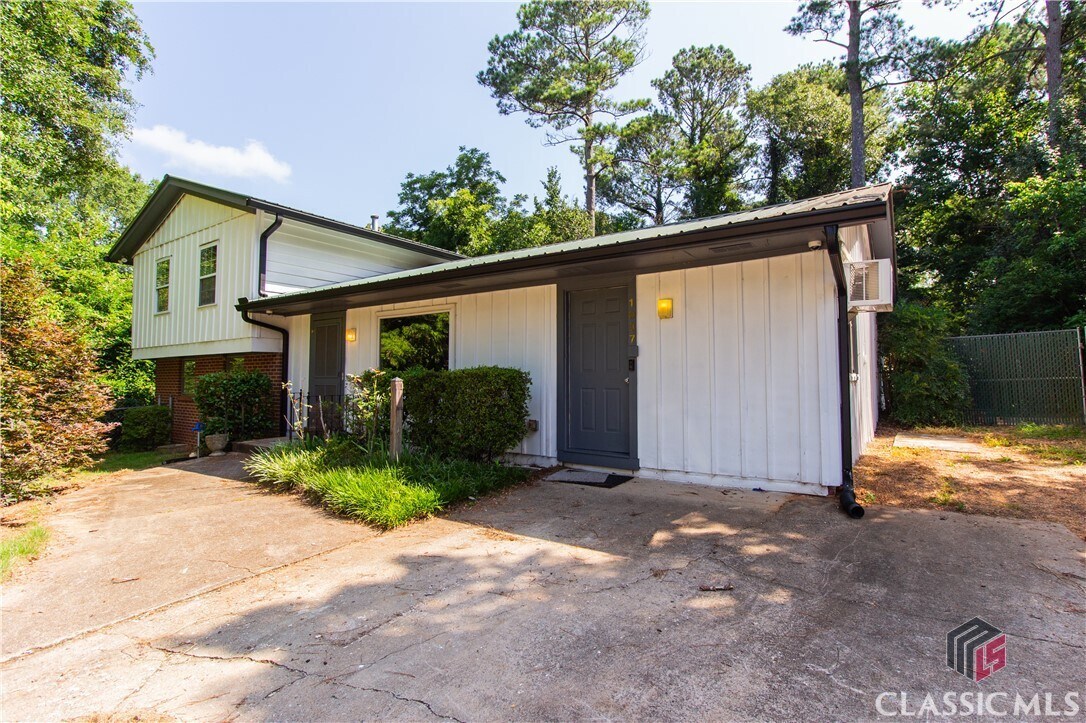 Primary Photo - 1037 College Station Rd