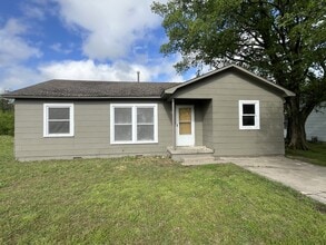 Building Photo - 1021 Hillside Dr