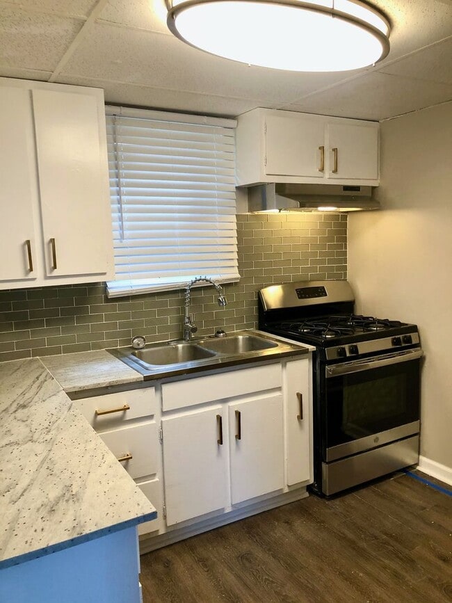 Foto del edificio - *** Swissvale * Beautiful & Spacious 4 Bedroom / 2 Bath House * Large Fenced in Backyard * Pet Fr...